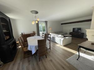 Maisons de vacances Grande maison avec jardin pres de Tours - FR-1-381-620 : photos des chambres
