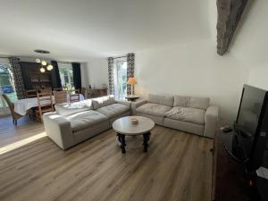 Grande maison avec jardin près de Tours - FR-1-381-620