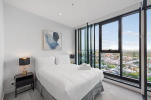 Stunning Mountain Views plus Infinity Pool, Gym, Park