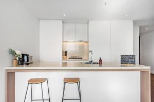 Stunning Mountain Views plus Infinity Pool, Gym, Park