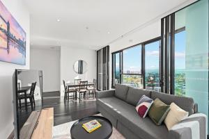 Stunning Mountain Views plus Infinity Pool, Gym, Park