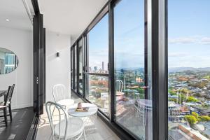 Stunning Mountain Views plus Infinity Pool, Gym, Park