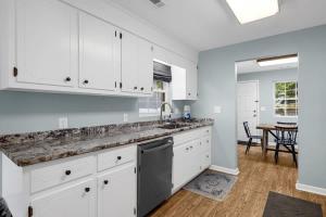 *COMFY N. MYRTLE HOUSE*3 NEW Queens*Steps to the Beach*V384