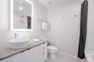CozySuites Sky Central Rooftop Pool #14