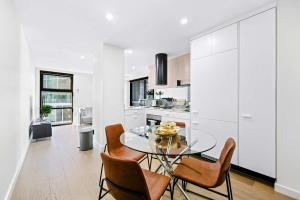 Modern St Kilda 2BR private parking & tram access