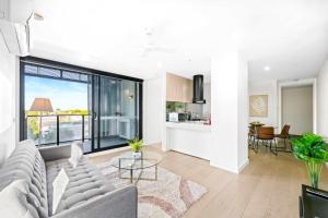 Modern St Kilda 2BR private parking & tram access