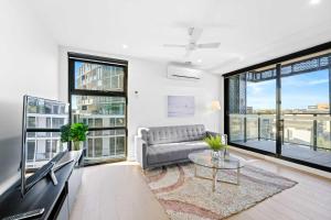 Modern St Kilda 2BR private parking & tram access