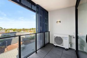 Modern St Kilda 2BR private parking & tram access
