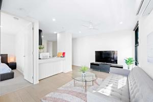Modern St Kilda 2BR private parking & tram access