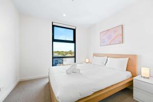 Modern St Kilda 2BR private parking & tram access
