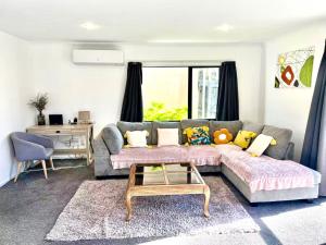 Bright and spacious townhouse CBD fringe CHCH