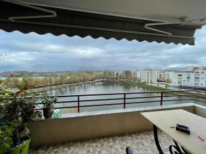 Cosy lake view flat
