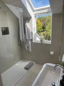 Country cottage with private garden close to beach