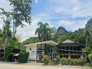 Nahm Khao Sok Hostel and Camping