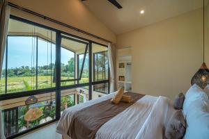 Villa Seabel - Chic 2BR Tropical Getaway in Seseh, Close to Beach