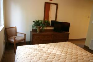 Queen Suite room in Affordable Suites of America Fredericksburg