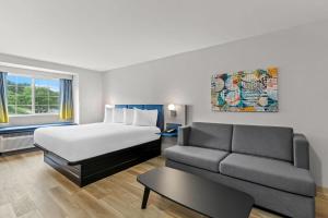 King Suite - Non-Smoking room in Microtel Inn & Suites by Wyndham Norcross