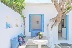 PERIVOLI 4-CHORA(5min away from the center by car)