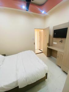 Modest Rooms