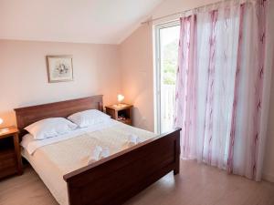 Villa with with 5 apartments in Peracko Blato