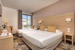 Classic Triple Room room in Hôtel Le Méditerranée