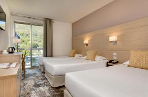 Triple Room room in Hôtel Le Méditerranée