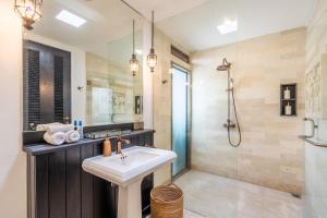 Kejora 12 Beachfront 3 br Luxe Villa