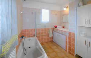 Maisons de vacances Lovely Home In Saint Maurice Sur Eygu : Maison de Vacances 3 Chambres 