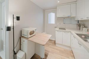 302 Apgujeong 1st, 2Room Queen-bed, 2 Single-beds