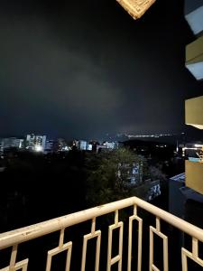 Elevated living luxury apartment with Mountain view