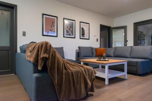 14 beds, 20p, 2 bath-, 1 livingroom