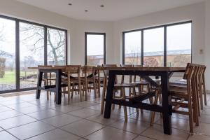 14 beds, 20p, 2 bath-, 1 livingroom