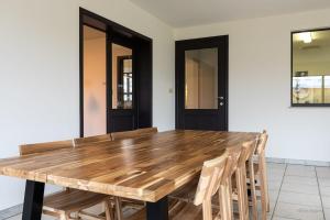 14 beds, 20p, 2 bath-, 1 livingroom