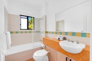 Coral Villa Stylish 2BR Apartment with Pool near Beach & Marina