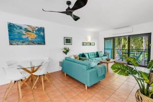Coral Villa Stylish 2BR Apartment with Pool near Beach & Marina