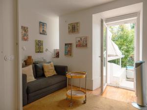 Cozy 1BR, Private Terrace & Pool – Estrela | By Airnest