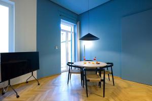 Deluxe One-Bedroom Apartment
