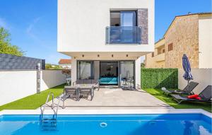 2 Bedroom Gorgeous Apartment In Jezera