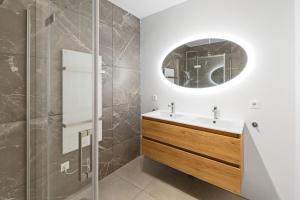 Home city hotspot, near city center and park