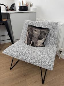 Stylish 1-Bed Central