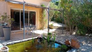 Sejours chez l'habitant La berraudiere : Suite - Vue sur Jardin