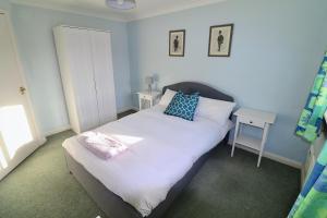 Spacious 4 Bed House in Winchester with Parking and Garden