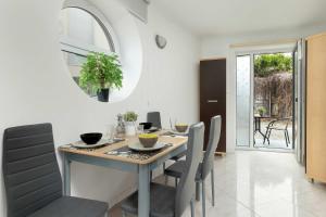 Słoneczny Apartament w Ustroniu Morskim Blisko Plaży by Noclegi Renters