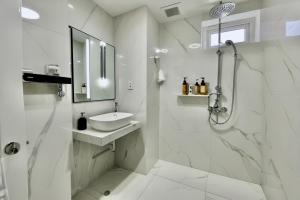 ZORO HOME Deluxe Stunning-View Condominium Danang Center