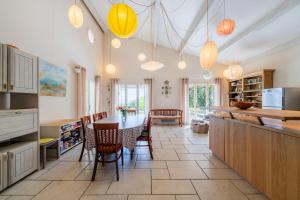 Maisons de vacances Villa sur 1 hectare 15 Personnes GORDES & ROUSSILLON : photos des chambres