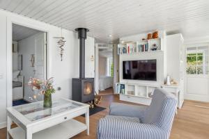 Beachside Cottage With Sea View And Cozy Outdoor Shelter