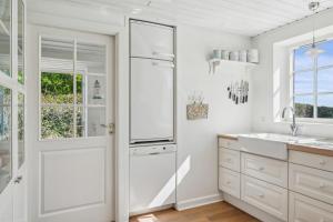 Beachside Cottage With Sea View And Cozy Outdoor Shelter