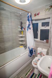 Charming London Guest Room with Garden BBQ