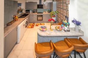 Charming London Guest Room with Garden BBQ