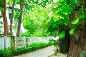 Charming dark lodge in river